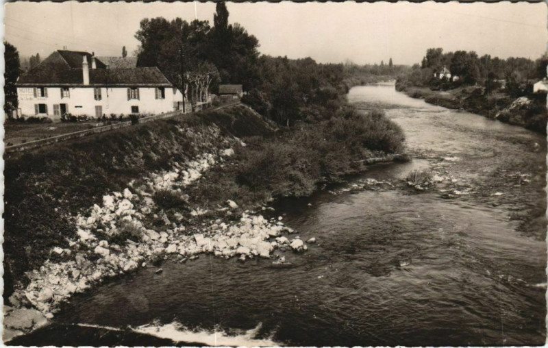 Carte postale ancienne Saint-Genix-sur-Guiers Les Bords du Guiers