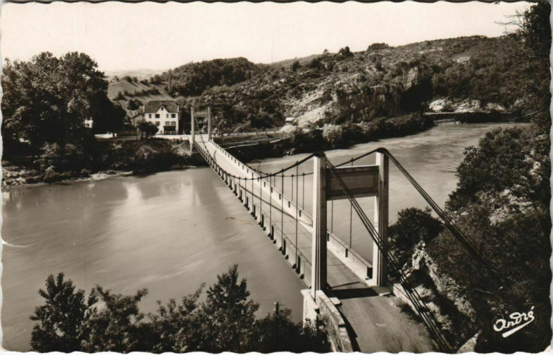 Carte postale ancienne Yenne Nouveau Pont sur le Rhone à Yenne