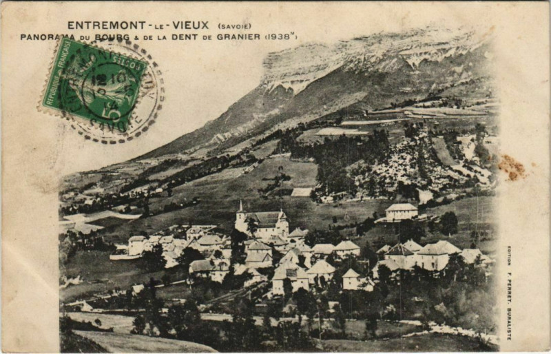 Carte postale ancienne Entremont-le-Vieux Panorama du Bourg et de la Dent de Granier à Entremont-le-Vieux