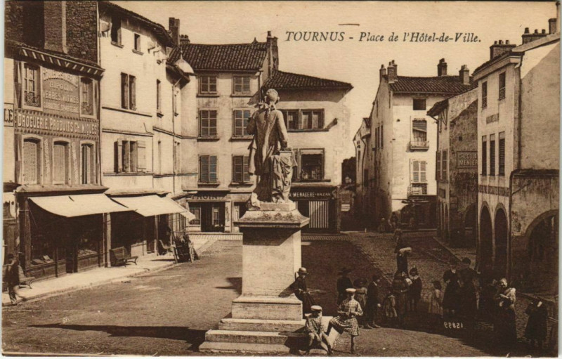 Carte postale ancienne Tournus Place de l'Hotel de Ville France à Tournus