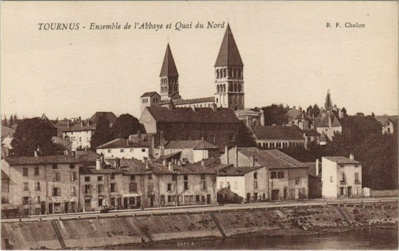 Carte postale ancienne Tournus Ensemble de l'Abbaye et Quai du Nord France à Tournus