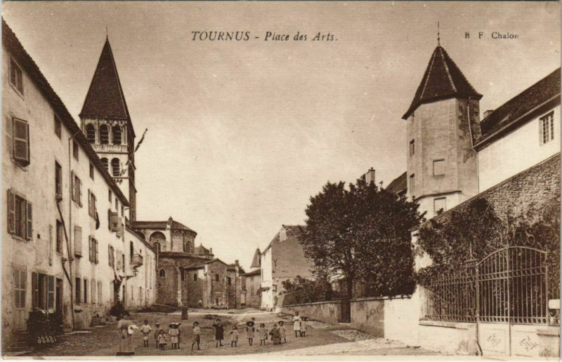 Carte postale ancienne Tournus Place des Arts France à Tournus