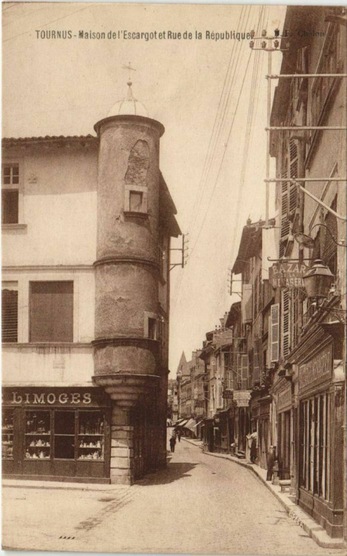 Carte postale ancienne Tournus Maison de l'Escargot et Rue de la Rep. France à Tournus