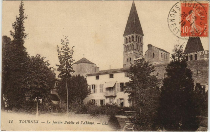 Carte postale ancienne Tournus Le Jardin Public et l'Abbaye France à Tournus