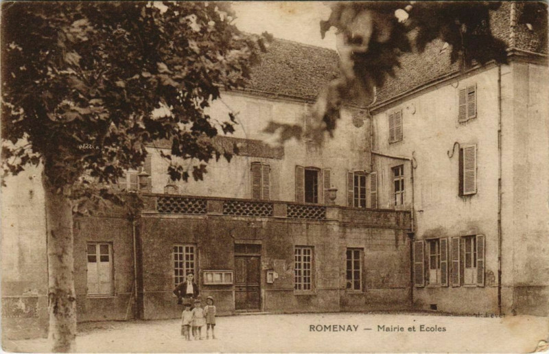Carte postale ancienne Romenay Mairie et Ecoles France à Romenay
