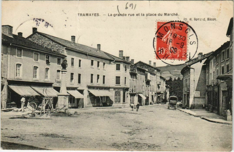 Carte postale ancienne Tramayes La grande rue et la place du Marche France à Tramayes