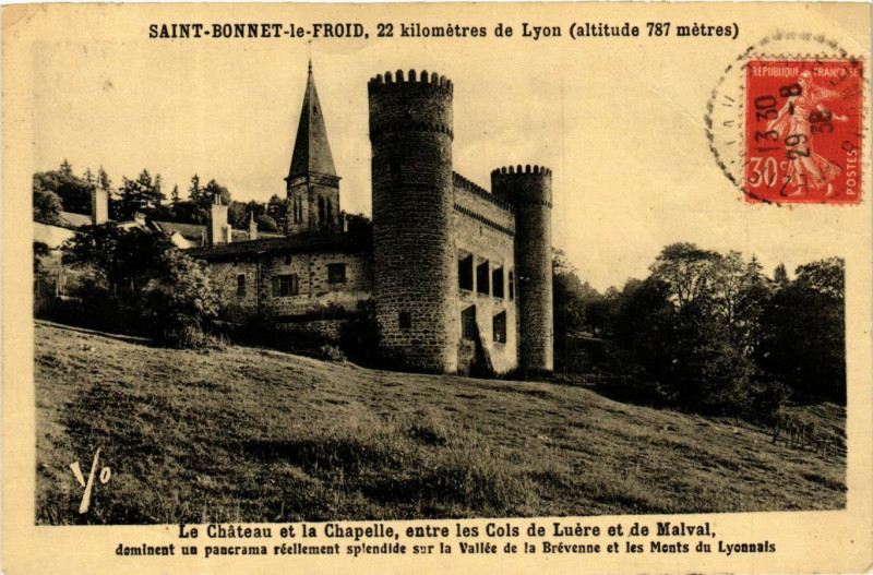Carte postale ancienne Saint-Bonnet-le-Froid - Le Chateau et la Chapelle à Saint-Bonnet-le-Froid