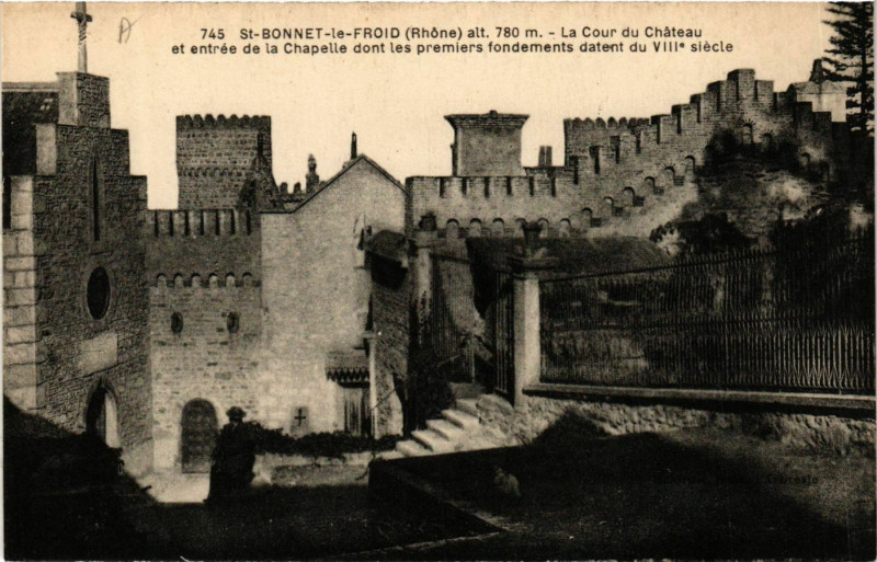 Carte postale ancienne Saint-Bonnet-le-Froid - Le Cour du Chateau à Saint-Bonnet-le-Froid