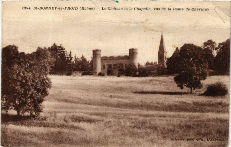 Carte postale ancienne Saint-Bonnet-le-Froid Chateau et la Chapelle vus de la Route de C à Saint-Bonnet-le-Froid