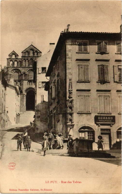 Carte postale ancienne Le Puy - Rue des Tables