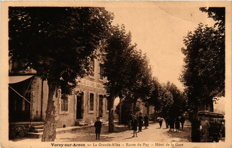 Carte postale ancienne Vorey-sur-Arzon - La Grande-Allée - Hotel de la Gare à Vorey