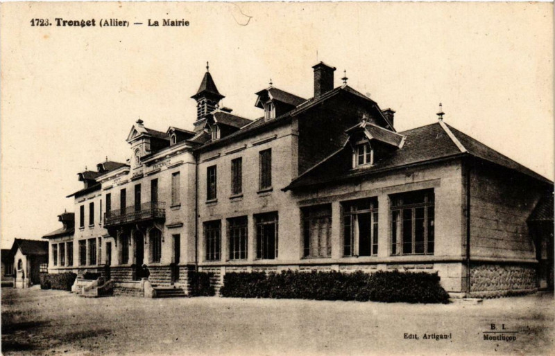Carte postale ancienne La Mairie à Tronget