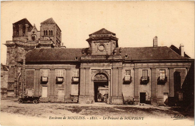 Carte postale ancienne Env. de Moulins Le Prieuré de Souvigny à Moulins
