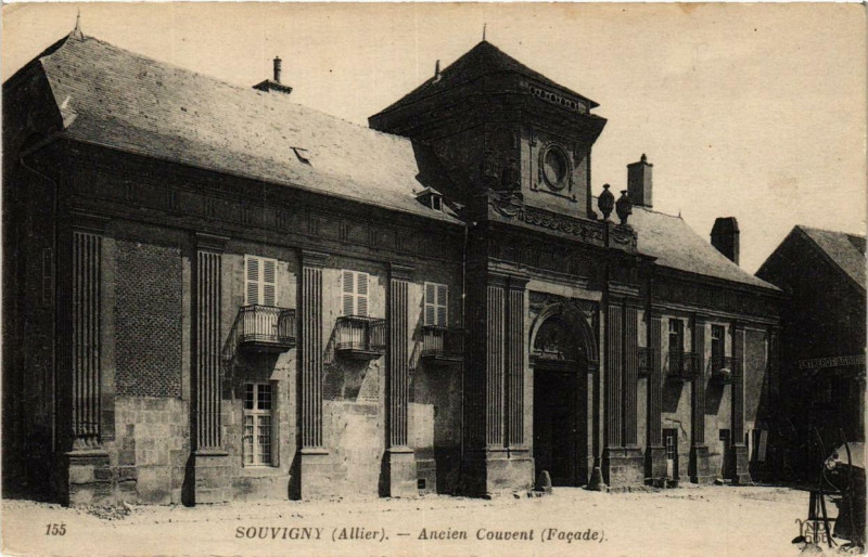 Carte postale ancienne Souvigny Ancien Couvent à Souvigny