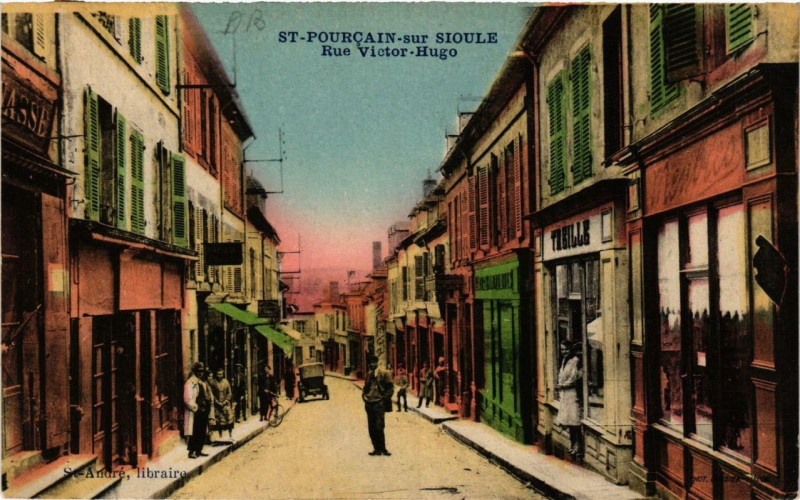 Carte postale ancienne Saint-Pourcain-sur-Sioule Rue Victor-Hugo à Saint-Pourçain-sur-Sioule
