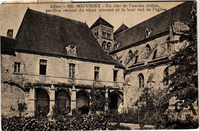 Carte postale ancienne Souvigny Un cote de l'ancien cloitre à Souvigny