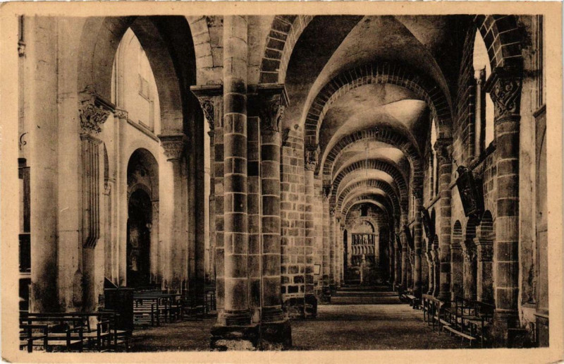 Carte postale ancienne Souvigny Ancienne Abbaye Interieur à Souvigny
