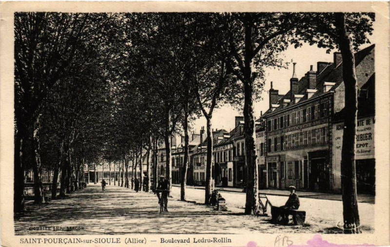 Carte postale ancienne Saint-Pourcain-sur-Sioule Boulevard Ledru-Rollin à Saint-Pourçain-sur-Sioule