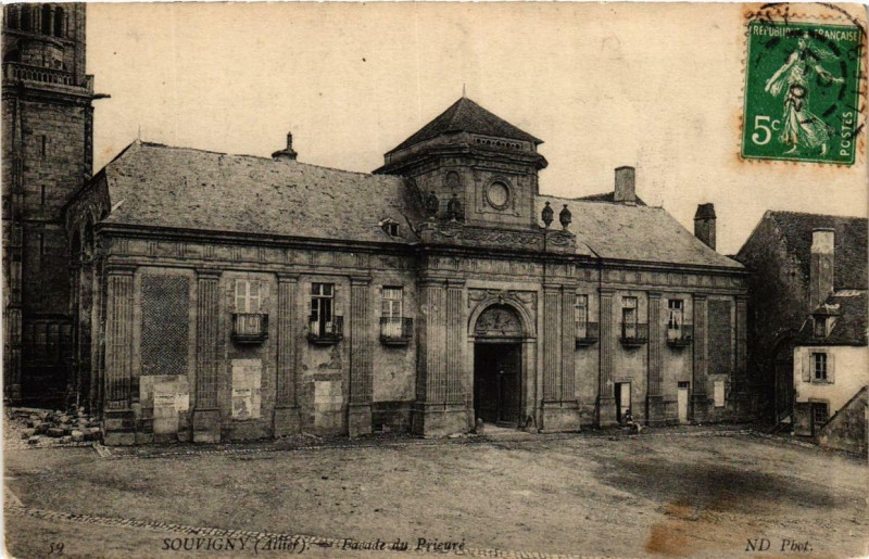 Carte postale ancienne Souvigny Facade du Prieure à Souvigny
