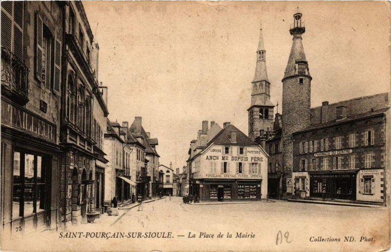 Carte postale ancienne Saint-Pourcain-sur-Sioule La Place de la Mairie à Saint-Pourçain-sur-Sioule