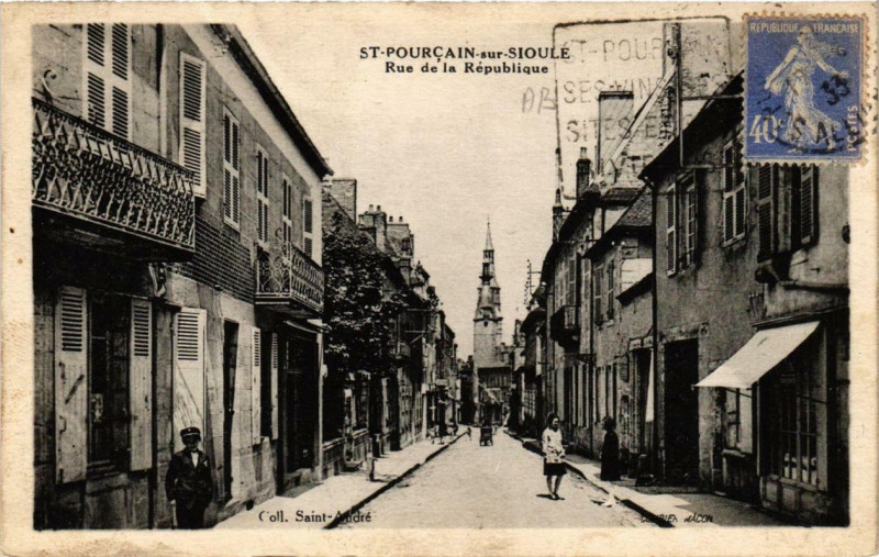 Carte postale ancienne Saint-Pourcain-sur-Sioule Rue de la Republique à Saint-Pourçain-sur-Sioule