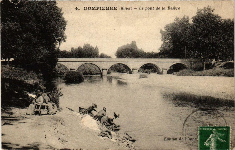 Carte postale ancienne Dompierre Le pont de la Besbre