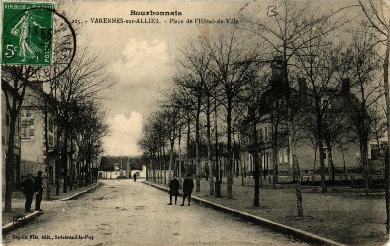 Carte postale ancienne Varennes-sur-Allier Place de l'Hotel de Ville à Varennes-sur-Allier