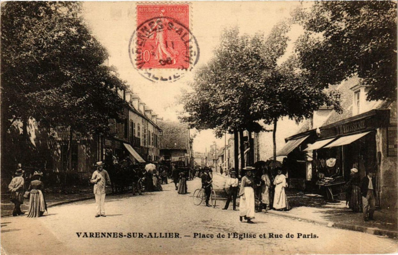 Carte postale ancienne Varennes-sur-Allier Place de l'Eglise et Rue de Paris à Varennes-sur-Allier