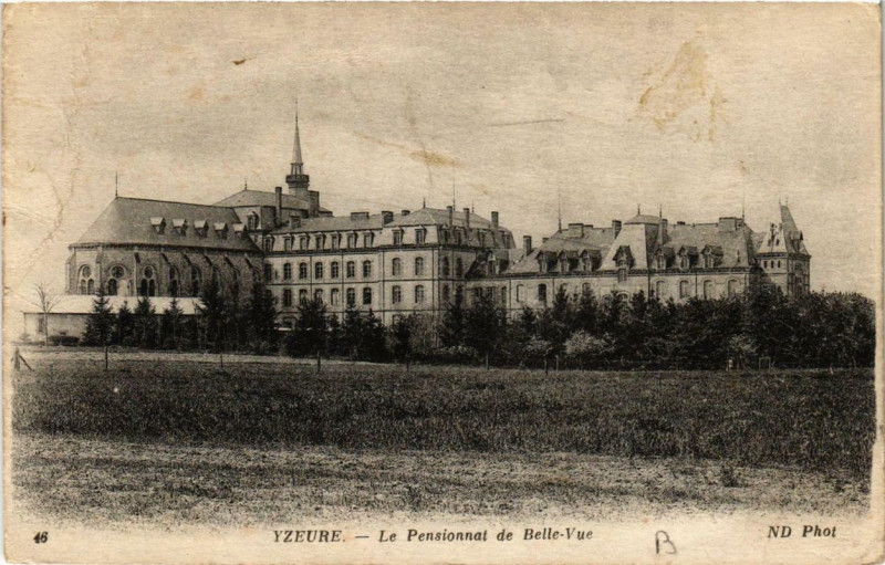 Carte postale ancienne Yzeure Le Pensionnat de Belle-Vue à Yzeure