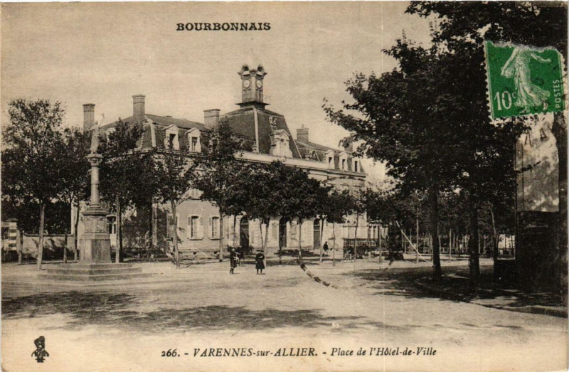 Carte postale ancienne Varennes-sur-Allier Place de l'Hotel de Ville à Varennes-sur-Allier