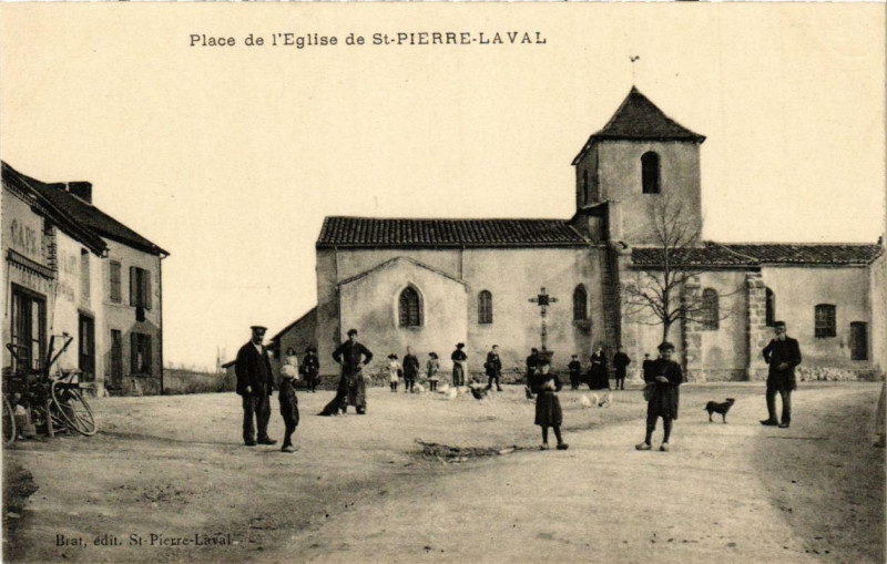 Carte postale ancienne Place de l'Eglise de Saint-Pierre-Laval à Saint-Pierre-Laval