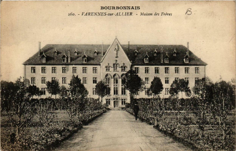 Carte postale ancienne Varennes-sur-Allier Maison des Freres à Varennes-sur-Allier