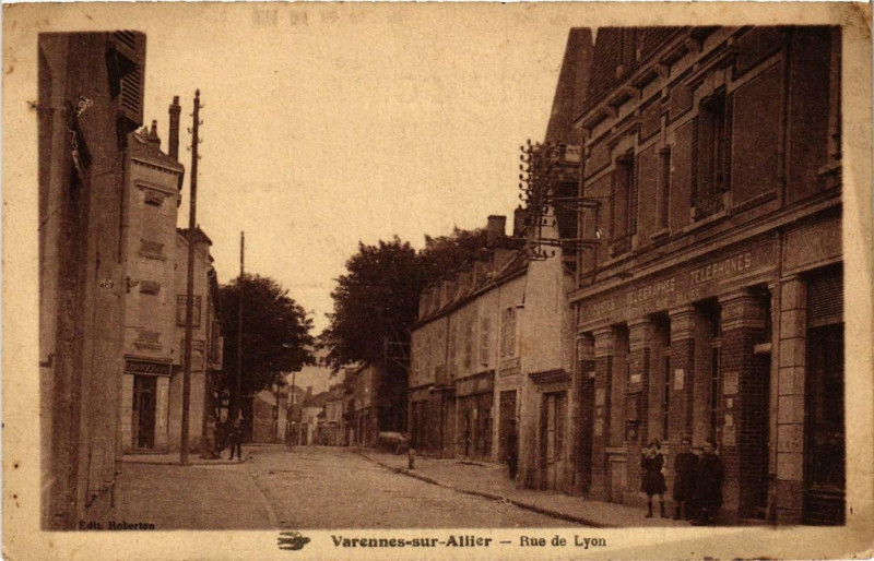 Carte postale ancienne Varennes-sur-Allier Rue de Lyon à Varennes-sur-Allier