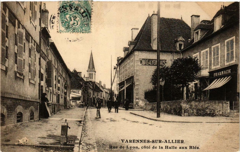 Carte postale ancienne Varennes-sur-Allier Rue de Lyon cote de la Halle aux Blés à Varennes-sur-Allier