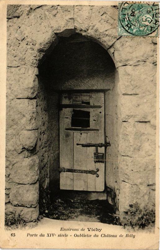 Carte postale ancienne Env. de Vichy Porte du XIVe siecle à Vichy
