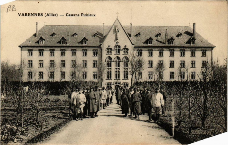 Carte postale ancienne Varennes Caserne Puisieux