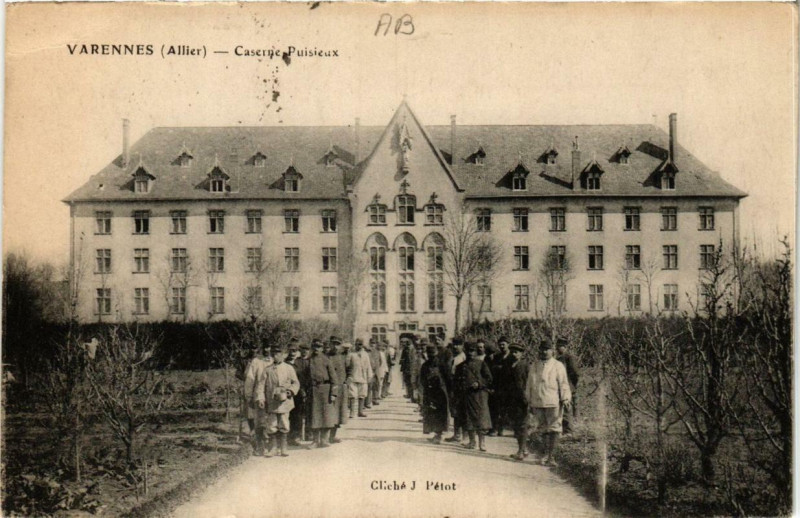 Carte postale ancienne Varennes Caserne Puisieux