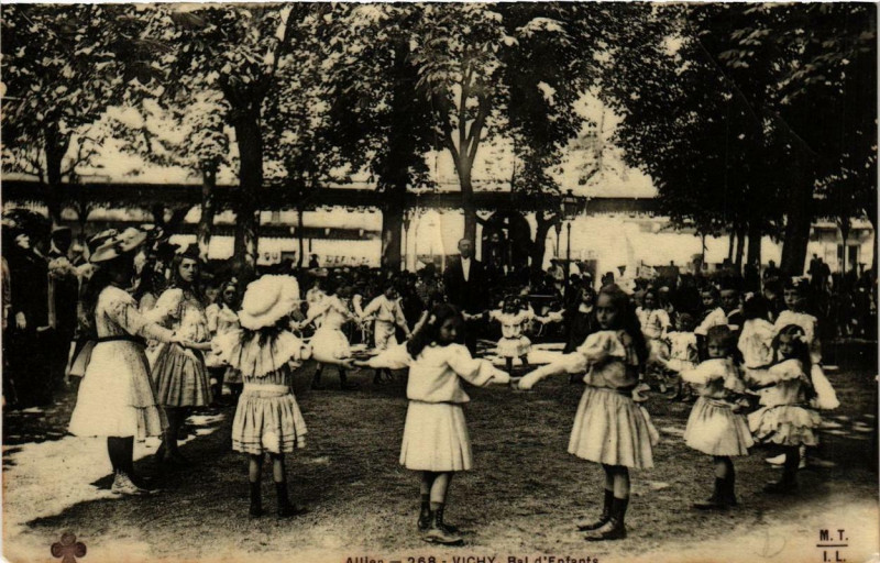 Carte postale ancienne Vichy Bal d'Enfants à Vichy
