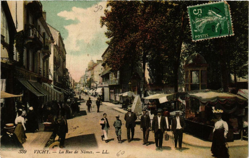 Carte postale ancienne Vichy La Rue de Nimes à Vichy