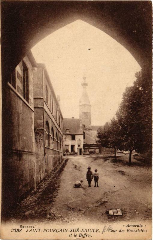 Carte postale ancienne Saint-Pourcain-sur-Sioule Cour des Benedictins et le Beffroi à Saint-Pourçain-sur-Sioule