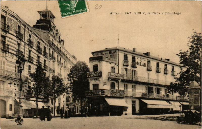 Carte postale ancienne Vichy La Place Victor-Hugo à Vichy