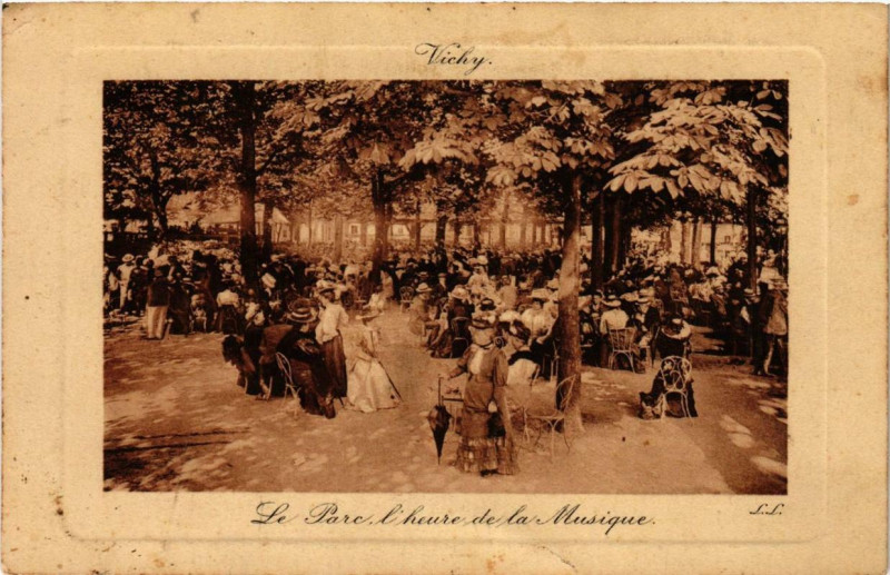 Carte postale ancienne Vichy Le Parc l'heure de la Musique à Vichy