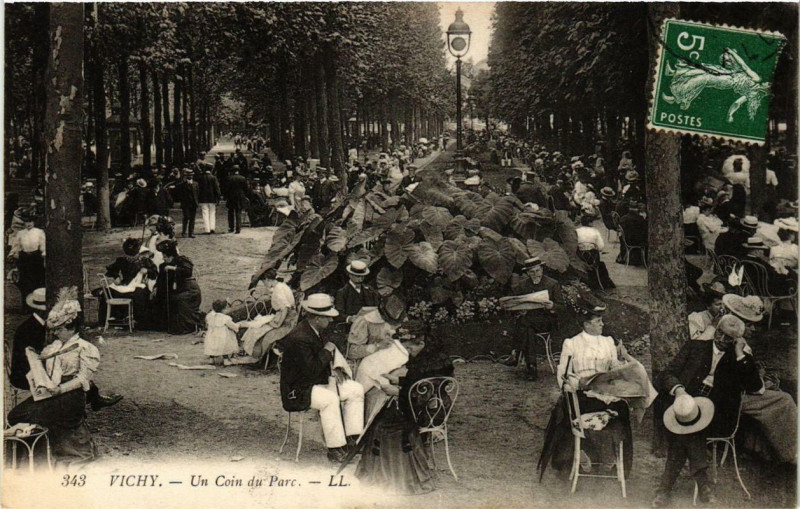 Carte postale ancienne Vichy Un Coin du Parc à Vichy