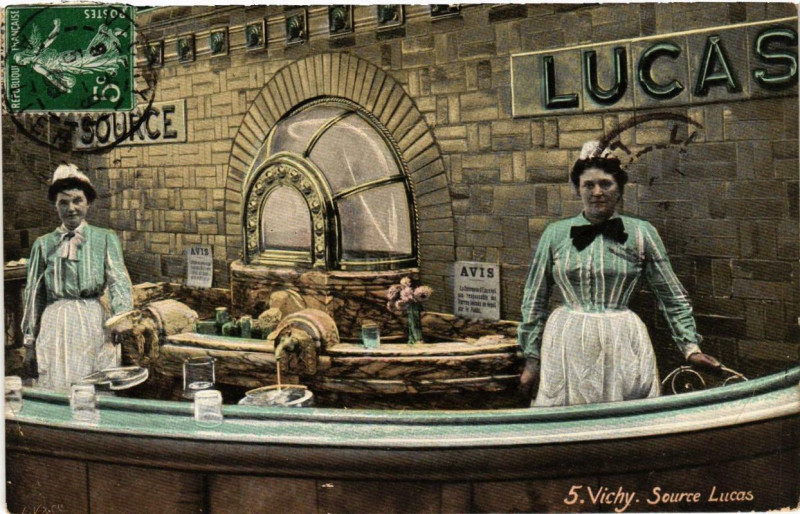 Carte postale ancienne Vichy Source Lucas à Vichy