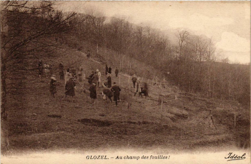 Carte postale ancienne Glozel Au champ des fouilles