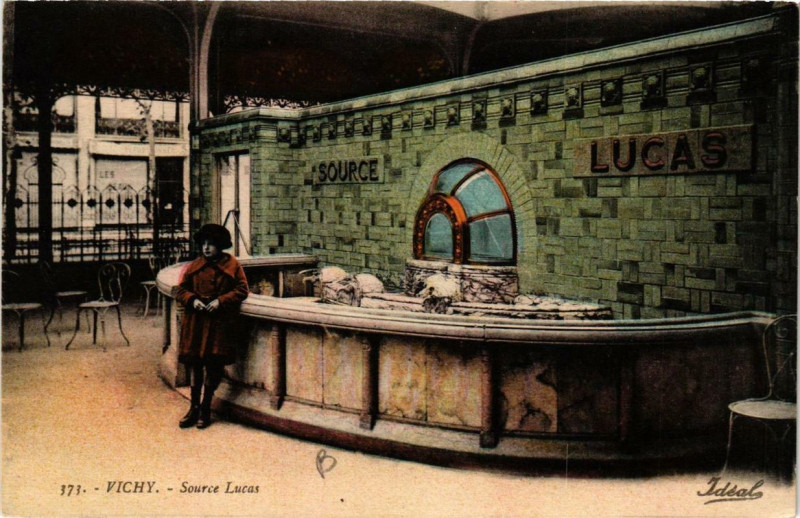 Carte postale ancienne Vichy Source Lucas à Vichy
