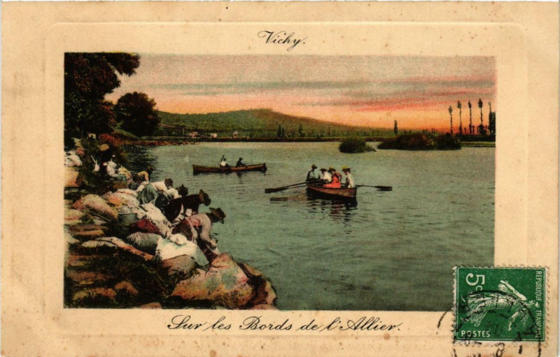 Carte postale ancienne Vichy Sur les Bords de l'Allier à Vichy