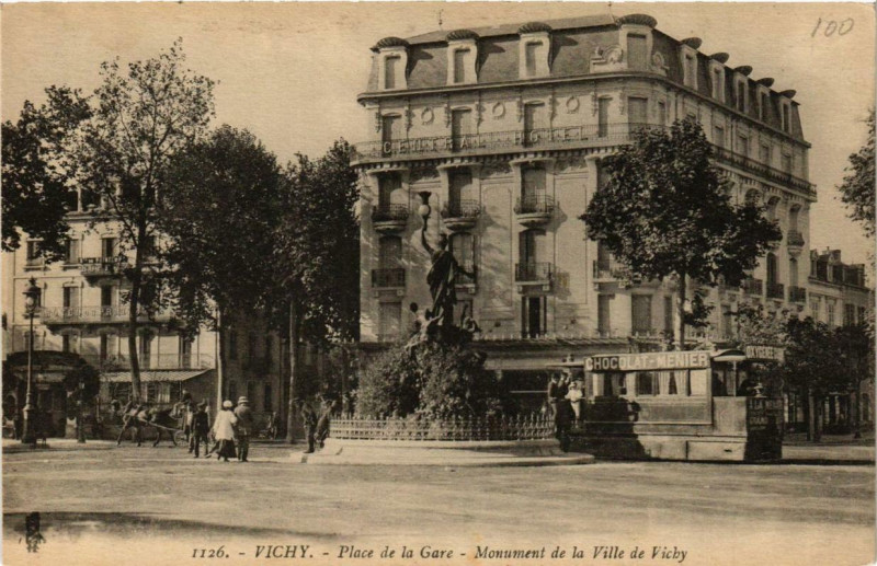 Carte postale ancienne Vichy Place de la Gare Monument de la Ville de Vichy à Vichy