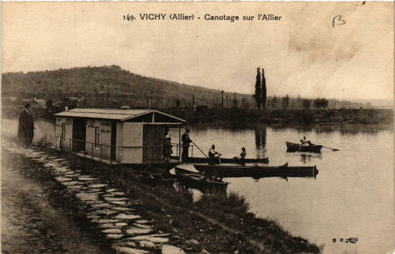 Carte postale ancienne Vichy Canotage sur l'Allier à Vichy