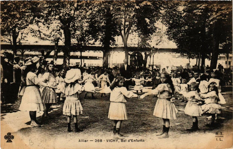 Carte postale ancienne Vichy Bal d'Enfants à Vichy